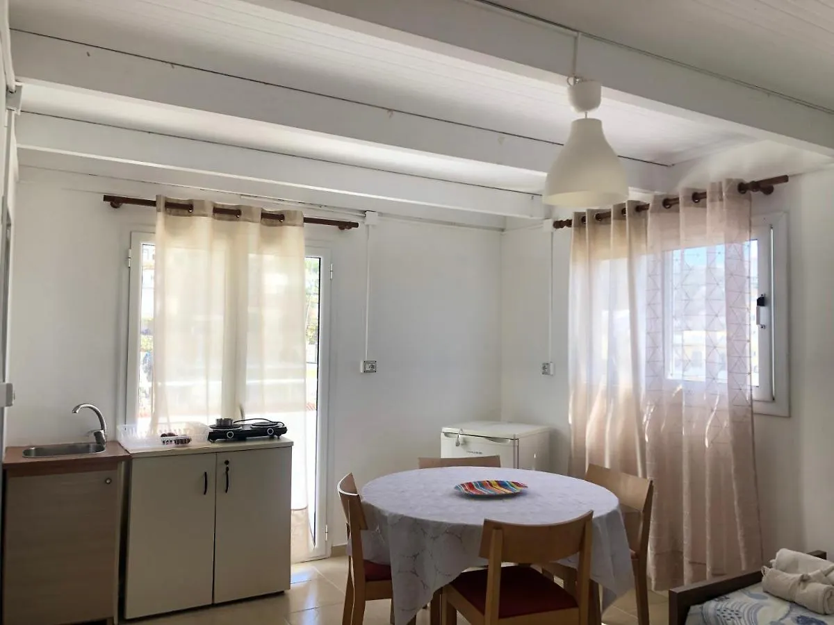 Veizi'S Apartments Himare Albania